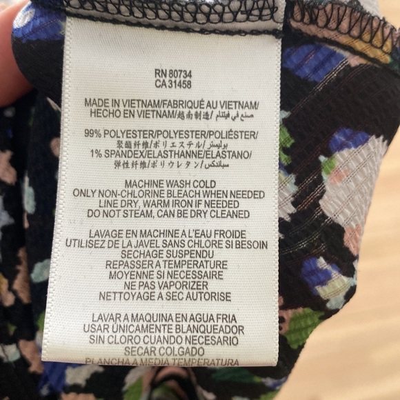 BCBG Floral Art Deco Flowy blouse with back cut out - Picture 5 of 5